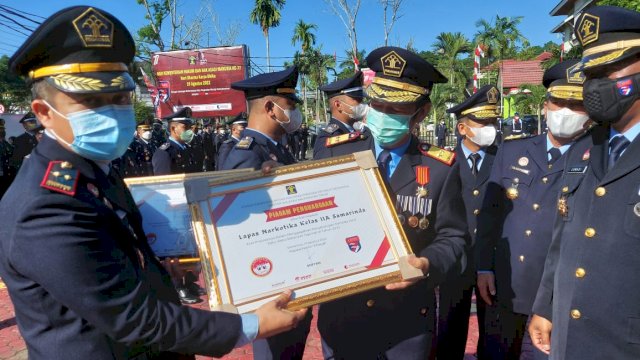 Ket : 11 Petugas lapas menerima penghargaan dan apresiasi saat upacara peringatan Hari Dharma Karya Dhika ke-77 (Foto : istimewa)