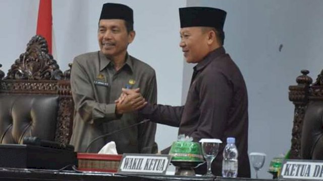 Sekretaris Daerah Kabupaten Luwu Utara Armiadi foto bersama Wakil Ketua DPRD Luwu Utara, Awaluddin usai paripurna Penyerahan KUA-PPAS TA 2023. (ist)