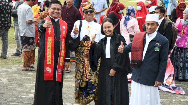 Sejumlah tokoh agama berfoto bersama saat Karnaval Medeka Toleransi di Luwu Utara. Sabtu (20/08/2022)