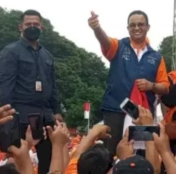 Peserta Gerak Jalan Soraki Gubernur Anies Baswedan &lsquo;Presiden&rsquo; saat Pakai Kaos PKS
