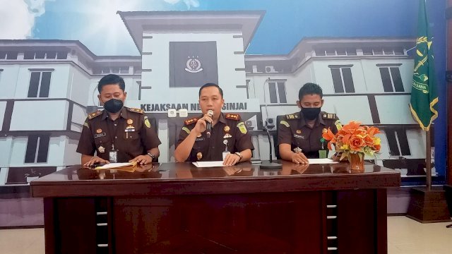 Kepala Kejaksaan Negeri Sinjai, Zulkarnain, didampingi Kasi Pidsus (Kiri) dan Kasi Intelijen (Kanan) saat menggelar jumpa Pers, di Aula Kantor Kejaksaan Negeri Sinjai, Senin (22/8/2022). (Foto: Asrianto/Republiknews.co.id)