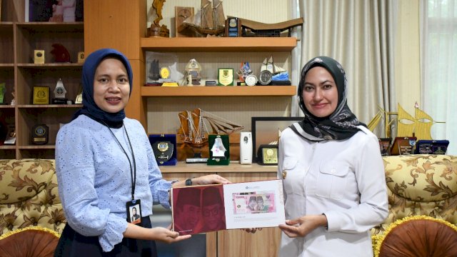  Bupati Luwu Utara Indah Putri Indriani foto bersama Ekonom Ahli Kantor Perwakilan Bank Indonesia Provinsi Sulawesi Selatan, Febrina saat berkunjung ke Kantor Bupati Luwu Utara. Rabu (24/08/2022)