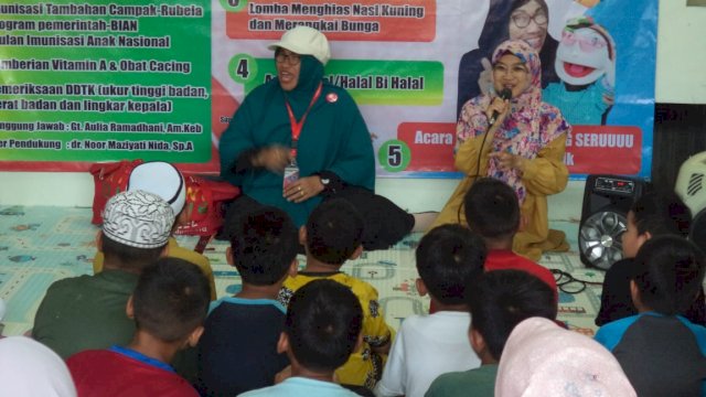 Puluhan Anak Warga Komplek Permata Bunda Didongengkan Oleh Enik Mintarsih. (Foto: Rahim Arza)