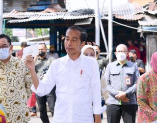Presiden Jokowi Bagikan Bantuan Sosial di Pasar Cicaheum Kota Bandung
