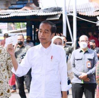 Presiden Jokowi Bagikan Bantuan Sosial di Pasar Cicaheum Kota Bandung