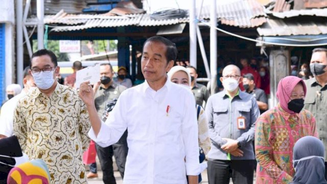 Presiden Joko Widodo Menyapa Para Pedagang dan Menyerahkan Bantuan Sosial Kepada Para Penerima Manfaat di Pasar Cicaheum, Kota Bandung, Minggu, 28 Agustus 2022. (Istimewa)