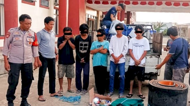 Para Pelaku Judi Sabung Ayam Yang Bershasil Diamankan di mapolres Mamuju Tengah.(Istimewa)