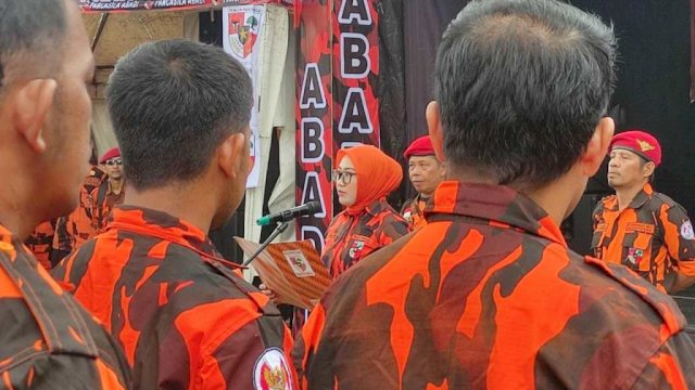 Ketua MPC PP Mamuju Sitti Sutinah Suhardi saat melantik Pengurus Anak Cabang (PAC) PP Mamuju.(Istimewa)