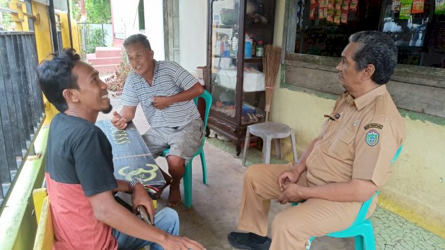 Ket : Kepala Bidang Koperasi dan UKM Disnaker Parepare, Andi Herry Baso Rahim, bersama salah seorang enumerator, Heri Kiswanto datangi langsung pelaku UKM. (Istimewa)