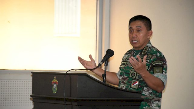 Pangdam XIV/Hasanuddin Mayjen TNI Andi Muhammad Bau Sawa Mappanyukki saat memberikan Kuliah Umum dalam rangka perayaan Dies Natalis Fakultas Teknik (FT) Universitas Hasanuddin (Unhas), di Ruang Gedung CSA, Fakultas Teknik, Kampus Unhas, Kecamatan Bontomarannu, kemarin. (Dok. Kodam XIV Hasanuddin)