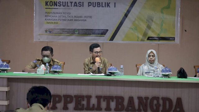 Sekretaris Daerah Luwu Utara, Armiadi membuka Konsultasi Publik I yang memuat tentang Penyusunan Revisi Rencana Detail Tata Ruang (RDTR) di Aula Kantor Bappelitbangda Kabupaten Luwu Utara. Senin (29/8/2022)