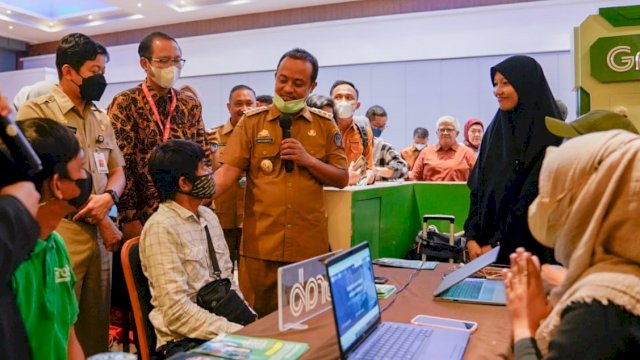 Gubernur Sulsel Andi Sudirman Sulaiman, saat berbincang dengan pelamar kerja saat meninjau Virtual Job Fair Sulsel 2022. (Istimewa)