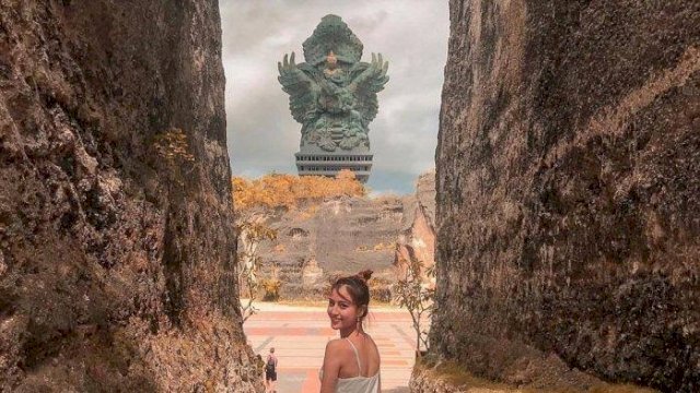 Seorang Wisatawan saat mengunjungi Kawasan Wisata Garuda Wisnu Kencana di Pulau Dewata Bali. (Foto: Tribun)
