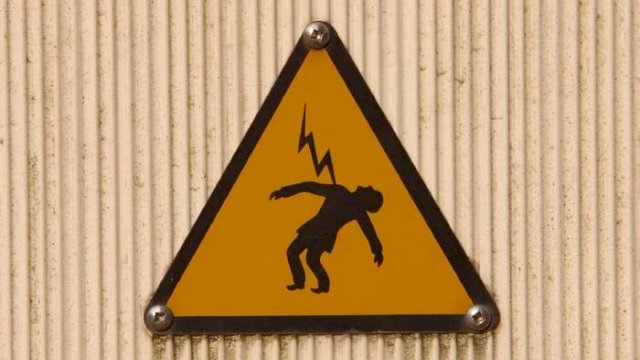 Peringatan bahaya sengatan arus listrik. (Ilustrasi)