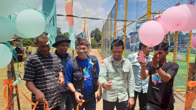 Pengguntingan Pita Lapangan Futsal di Desa Bantilang, Kecamatan Towuti, Luwu Timur. (Istimewa)