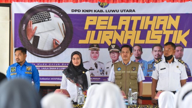 Bupati Luwu Utara Indah Putri Indriani saat membuka pelatihan jurnalistik yang di Gelar KNPI Luwu Utara di Aula SMAN 8 Luwu Utara.
