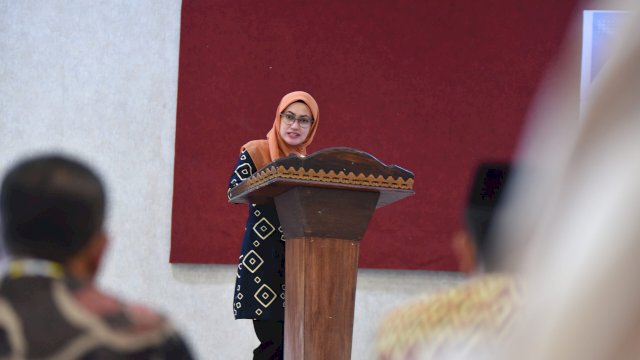 Bupati Luwu Utara Indah Putri Indriani saat memimpin Rapat Koordinasi Tim Pembina Kabupaten Sehat Luwu Utara di Hotel Bukit Indah Masamba. Kamis (1/9/2022). FOTO/PROTOKOL LUWU UTARA