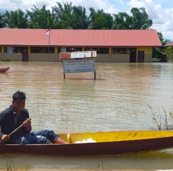 10 Sekolah Terdampak Banjir di Lutra Terima Bantuan dari Kemendikbud