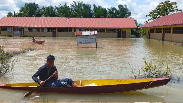 SD Limbong Wara Kecamatan Malangke Barat Luwu Utara, salah satu sekolah dasar yang terdampak banjir mendapatkan bantuan dari Kementerian Pendidikan dan Kebudayaan RI. (ist)
