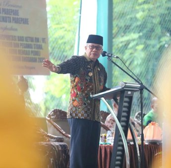 Wali Kota Parepare Serahkan Insentif Triwulan II Kepada RT Hingga Guru Mengaji