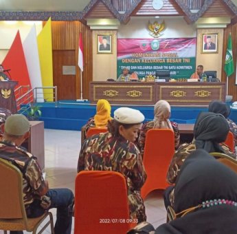Erna Rasyid Taufan Buka Komsos Keluarga Besar TNI