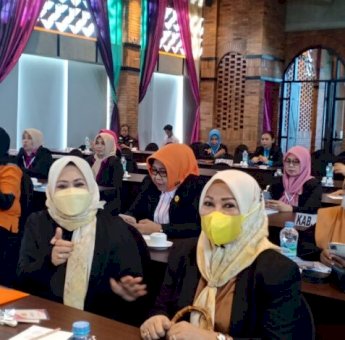 Erna Rasyid Taufan Sampaikan Pesan Agama di Acara Musprop PERWOSI Sulsel