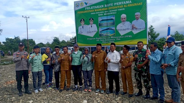 Peletakan Batu Pertama Pembangunan Ruang Kelas Baru di Madrasah Ibtidaiyah (MI) Al-Khairaat di Desa Kolono, Kabupaten Morowali, Senin (29/08/2022). (Istimewa)