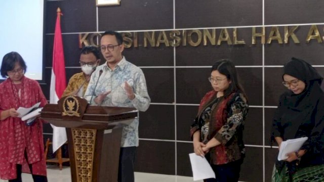 Komisioner Komnas HAM, Beka Ulung Hapsara Menyampaikan Hasil Pengungkapan Kasus Brigadir J, di Kantor Komnas HAM, Kamis (01/09/2022). ( FOTO: Wahyu Widodo/republiknews.co.id)