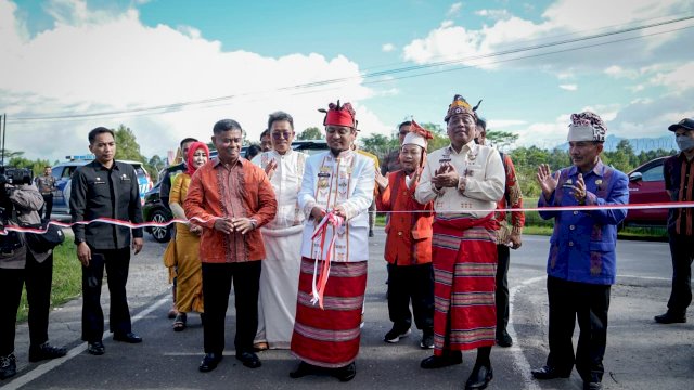 Gubernur Sulsel Andi Sudirman Sulaiman, didampingi Bupati Tana Toraja menggunting pita peresmian Ruas Batupapan - Bandara Pongtiku - Batas Torut. (Istimewa)