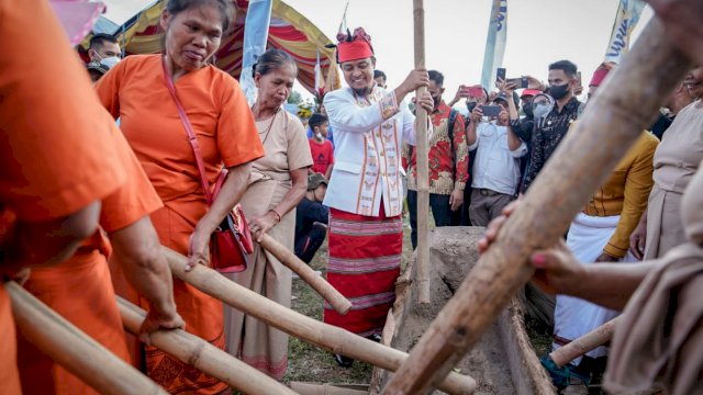 Gubernur Sulsel Andi Sudirman Sulaiman, mengikuti acara adat saat menghadiri Peringatan HUT 65 tahun Kabupaten Tana Toraja yang dirangkaikan 775 Tahun Toraja di Bandara Pongtiku, Rabu (31/8/2022). (Istimewa)