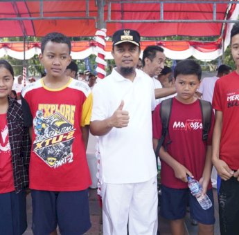 Beri Tabungan ke Pelajar Yatim Piatu Toraja, Gubernur: Semangat Sekolah