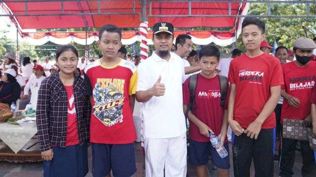 Gubernur Sulsel Andi Sudirman Sulaiman, bersama para pelajar Yatim Piatu di Tana Toraja saat mengikuti kegiatan Sulsel Anti Mager, Kamis (01/09/2022). (Istimewa)