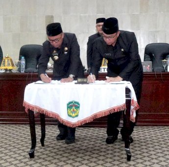 Bupati dan Ketua DPRD Luwu Timur Teken Persetujuan Bersama Ranperda 2023 Menjadi Perda