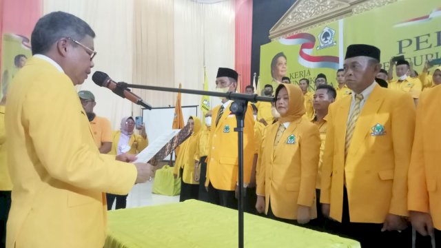 Ketua DPD I Golkar Sulsel, Taufan Pawe (kiri) saat melantik pengurus DPD II Golkar Sinjai di Gedung Pertemuan Hotel Sinjai, Jalan Persatuan Raya, Sinjai, Jumat (2/9/2022). (Foto: Asrianto)