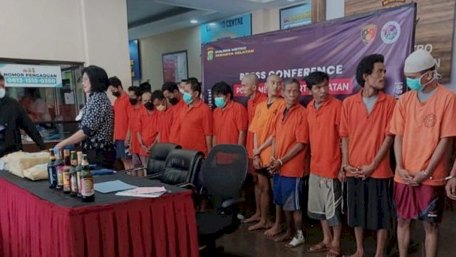 Tersangka Judi dan Narkoba dihadirkan saat Press Confrence di Polres Metro Jakarta Selata, Jumat (02/09/2022). (Foto: Istimewa)