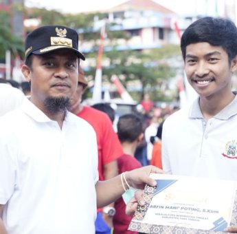 Andi Sudirman Serahkan Bantuan UPZ Pemprov Sulsel untuk Guru dan Pelajar Berprestasi