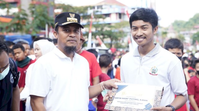 Gubernur Sulawesi Selatan Andi Sudirman Sulaiman, saat menyerahkan bantuan kepada guru berprestasi di Tana Toraja. (Istimewa)