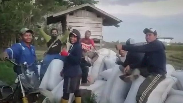 Petani di Kabupaten Wajo yang tersentuk bantuan Mandiri Benih dari Gubernur Sulsel Andi Sudirman Sulaiman. (Istimewa)