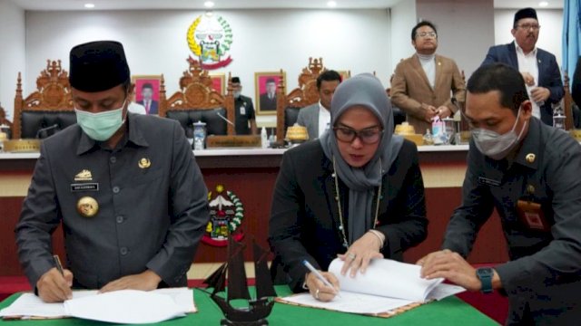 Gubernur Sulsel Andi Sudirman Sulaiman dan Ketua DPRD Sulsel Andi Ina Kartika Sari, saat menandatangani KUA-PPAS 2022, Jumat (20222). (Istimewa)