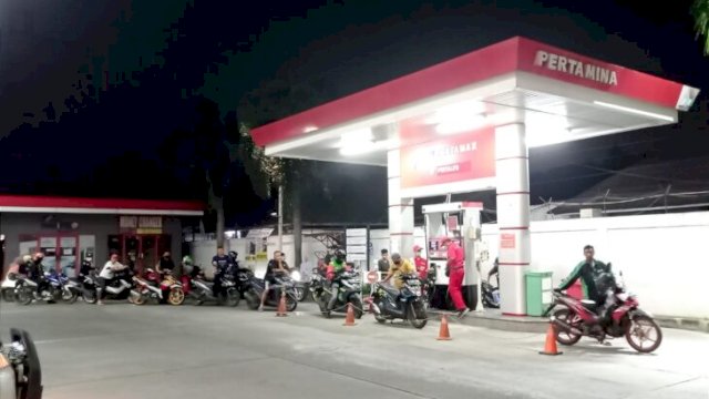 Antrian pengendara motor di salah satu SPBU kawasan Fatmawati, Jakarta. (FOTO. Wahyu Widodo/Republiknews.co.id)