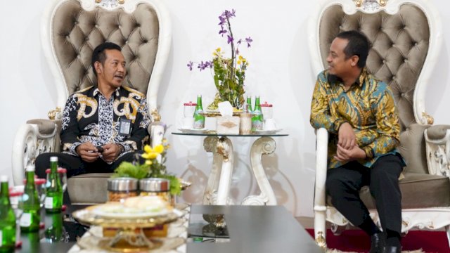 Gubernur Sulsel Andi Sudirman Sulaiman, berbincang dengan GM PT PLN Sulselrabar yang baru Moch. Andy Adchaminoerdin. (Istimewa)