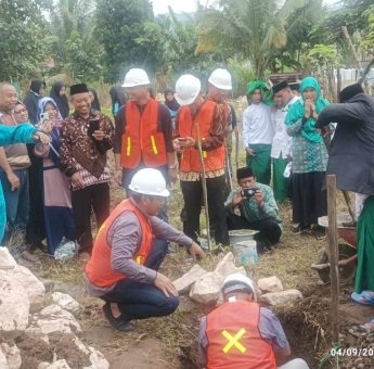 Pembina KPMP Morowali HM Daming Letakkan Batu Pertama Pembangunan Pesantren DDI AL Ittihad Bahomakmur