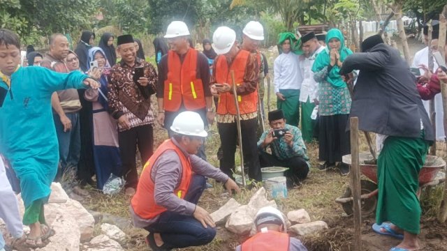 Ket : Pembina KPMP Morowali, H Muhammad Daming saat meletakkan batu pertama pembangunan pondok pesantren DDI AL Ittihad Bahomakmu (istimewa)