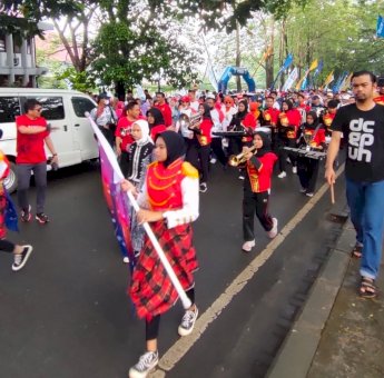 Warga Unhas Jalan Gembira Keliling Kampus Meriah Dies ke-66