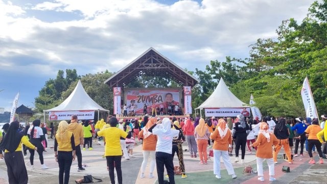 Ket : peserta zumba party Amal Community tengah mengikuti gerakan instruktur Zumba (istimewa)