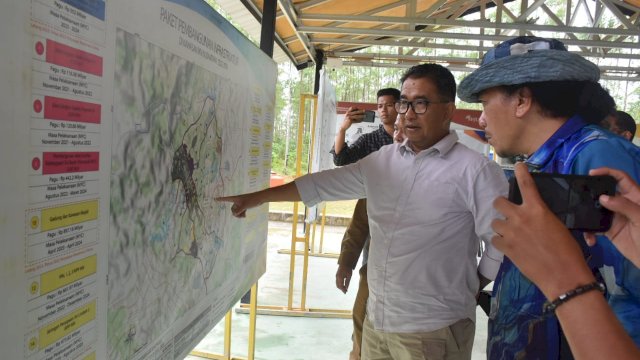 Pj Gubernur Sulbar Akmal Malik Saat Mengunjungi Titik Nol Ibu Kota Nusantara yang terletak tepat di Kecamatan Sepaku Kabupaten Penajam Paser Utara, Kalimantan Timur.(Istimewa)