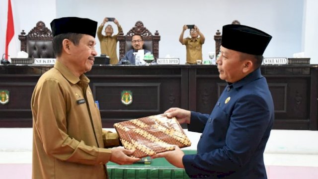 Sekda Luwu Utara, Armiadi menyerahkan Ranperda Inovasi daerah ke ketua DPRD Luwu Utara, Basir, Senin (05/09/2022). (Ist)