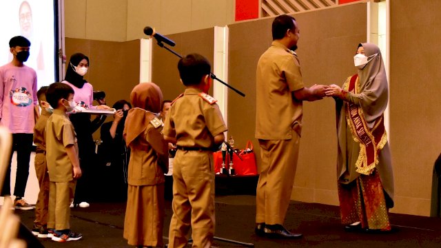 Gubernur Sulsel Andi Sudirman Sulaiman, mengukuhkan Naoemi Octarina sebagai Bunda Forum Anak Sulsel, Senin (05/09/2022). (Istimewa)