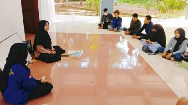 Pelatihan Menulis yang digelar oleh Ikatan Mahasiswa Mbojo Universitas Hasanuddin Makassar. (Istimewa)