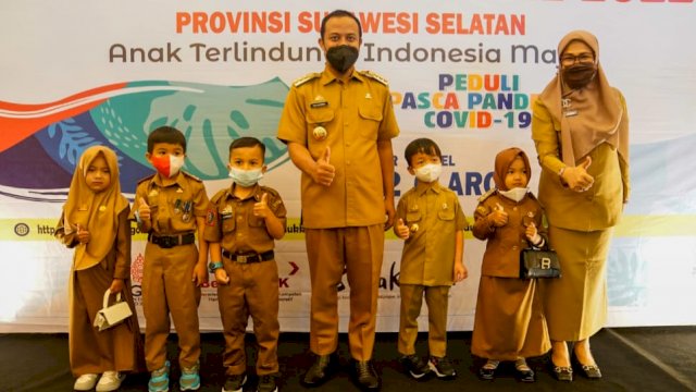 Sebanyak 5 orang anak Pendidikan Anak Usia Dini ikut mendampingi Gubernur Sulsel Andi Sudirman Sulaiman, mengukuhkan Ketua Bunda Forum Anak Sulsel Naoemi Octarina, Senin (05/09/2022). (Istimewa)